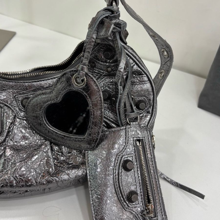 Balenciaga巴黎世家 Le Cagole 金屬光澤做舊銀色 ,月牙餃子機車包 愛心鏡子包 99新-7
