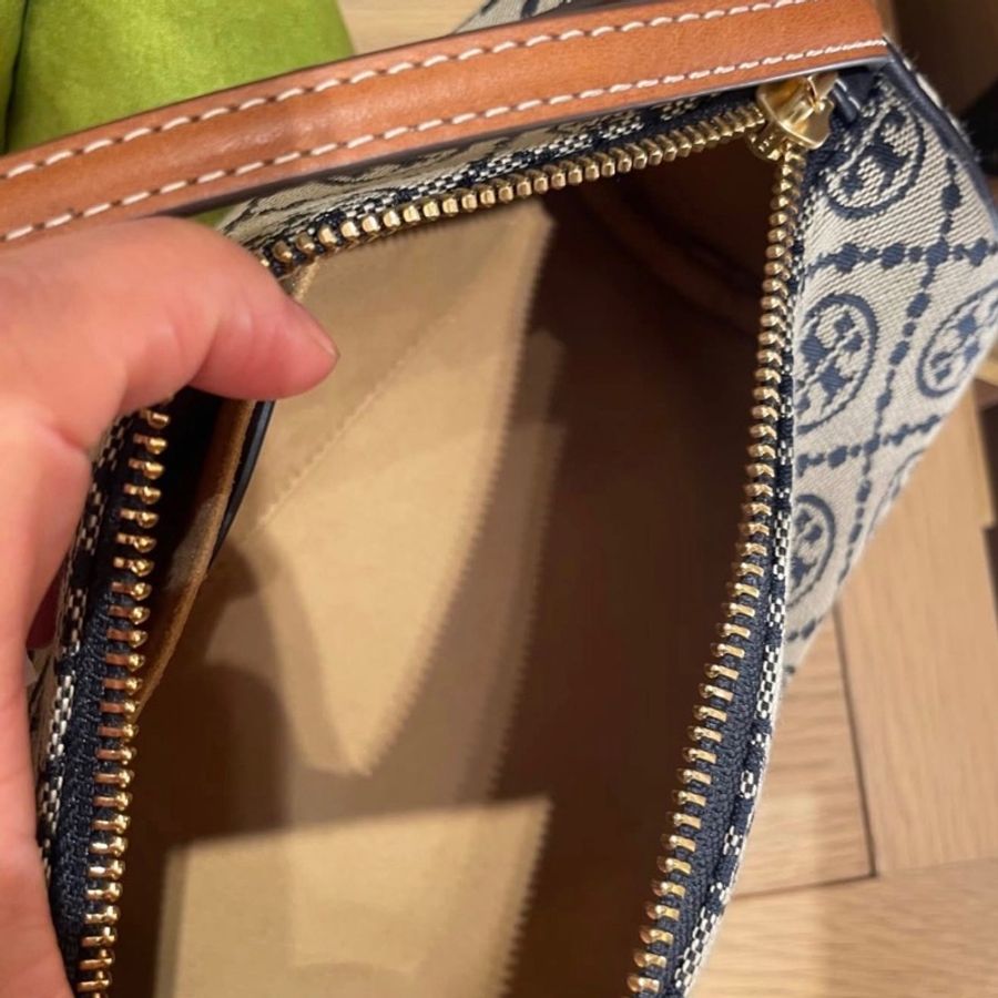 Tory Burch T MONOGRAM CYLINDER BAG深藍老花色滾桶包-4