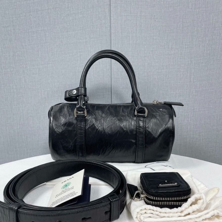Prada 黑色羊皮波士頓枕頭包 22*11*11cm 95新 配件塵袋 肩帶 零錢包-4