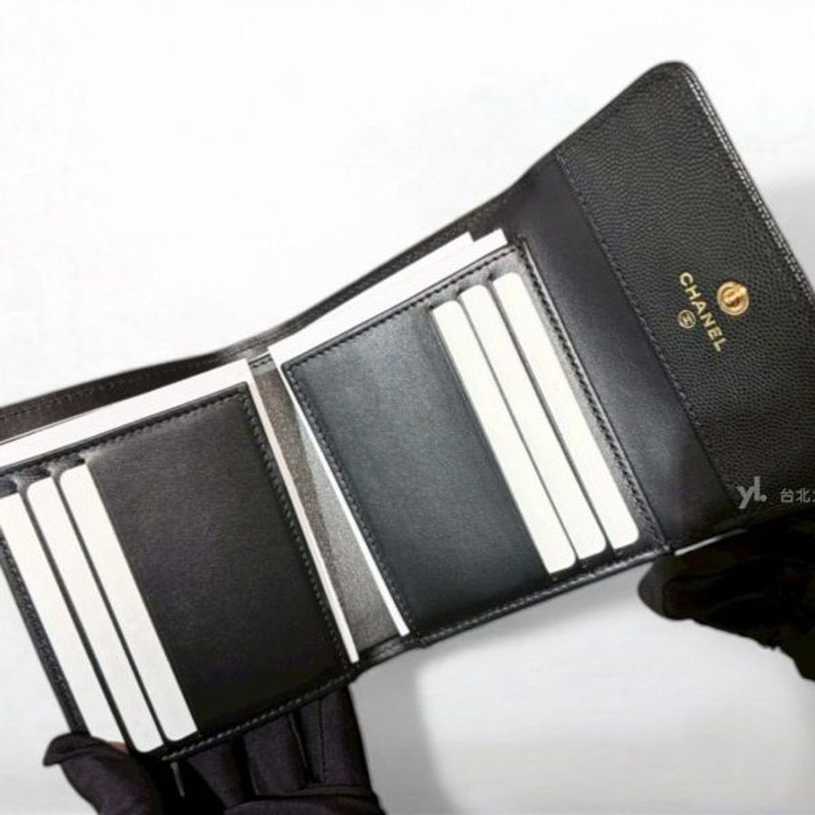 A13037-CHANEL BOY 黑色荔枝牛皮金釦三折短夾A80734-7