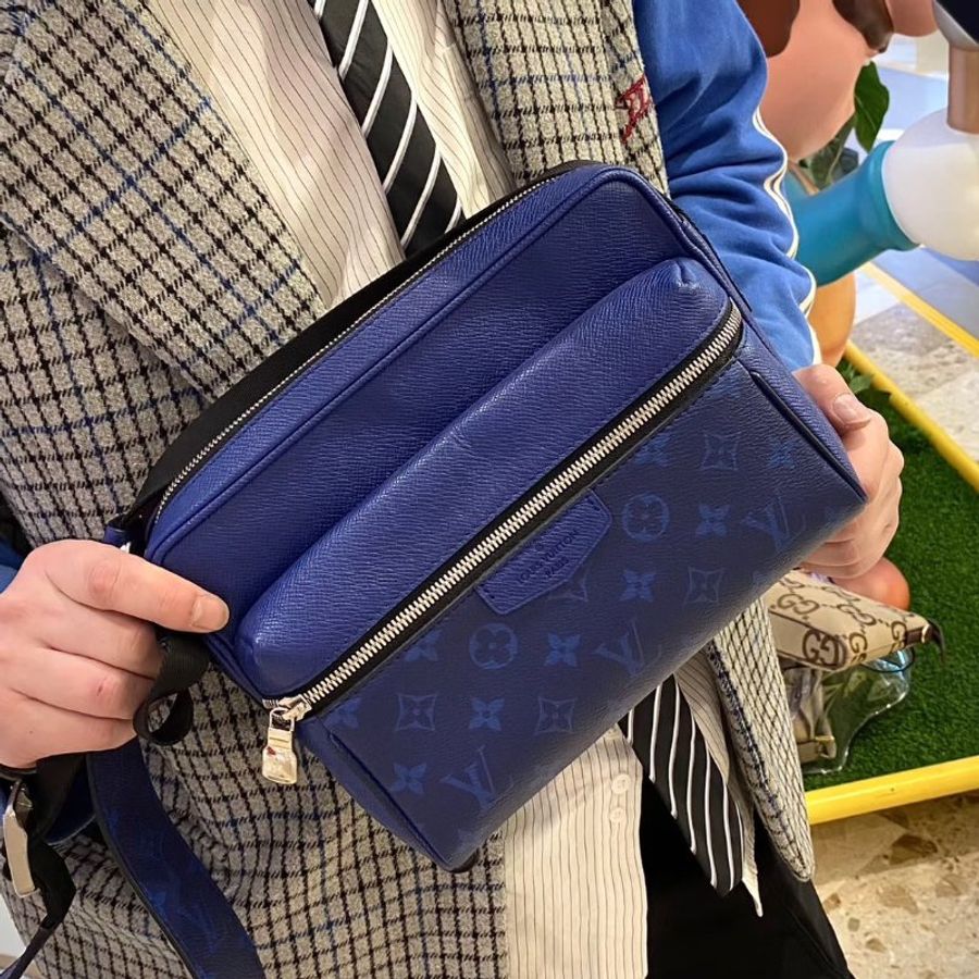 Louis Vuitton  M30242 outdoor Monogram 藍色老花拼皮郵差包-1
