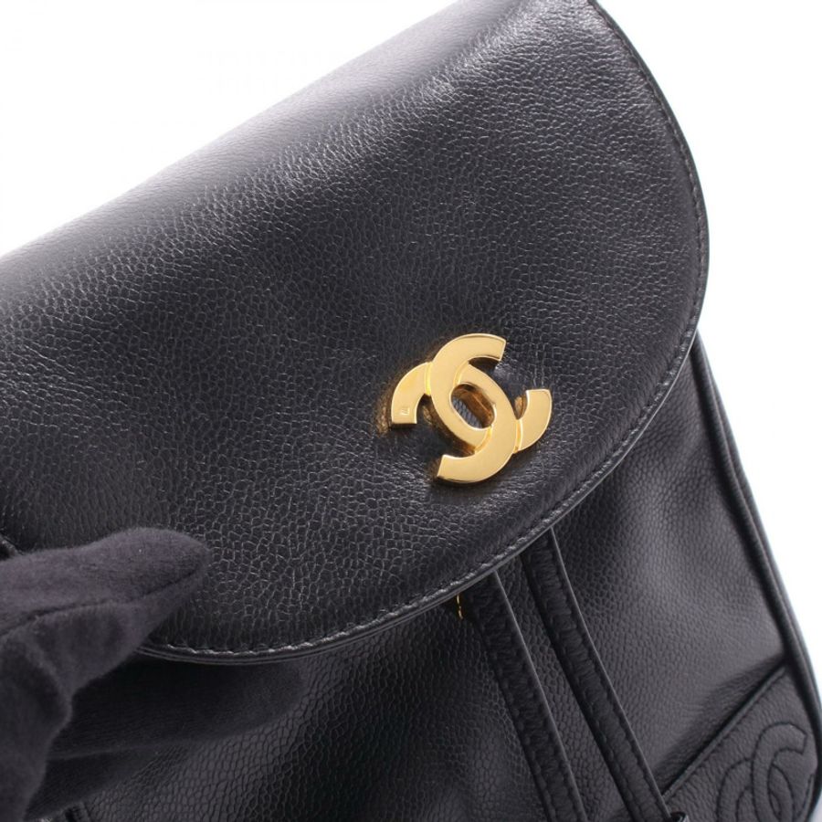 香奈兒 (CHANEL) 三重 COCO 標誌雙肩包,粒面小牛皮,黑色,金色五金,二手 CC-7
