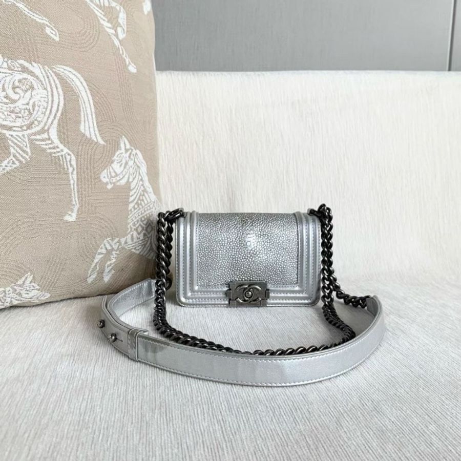 Chanel leboy mini銀色 銀扣 珍珠魚皮 15*10*6 9新 配件塵袋保卡-3
