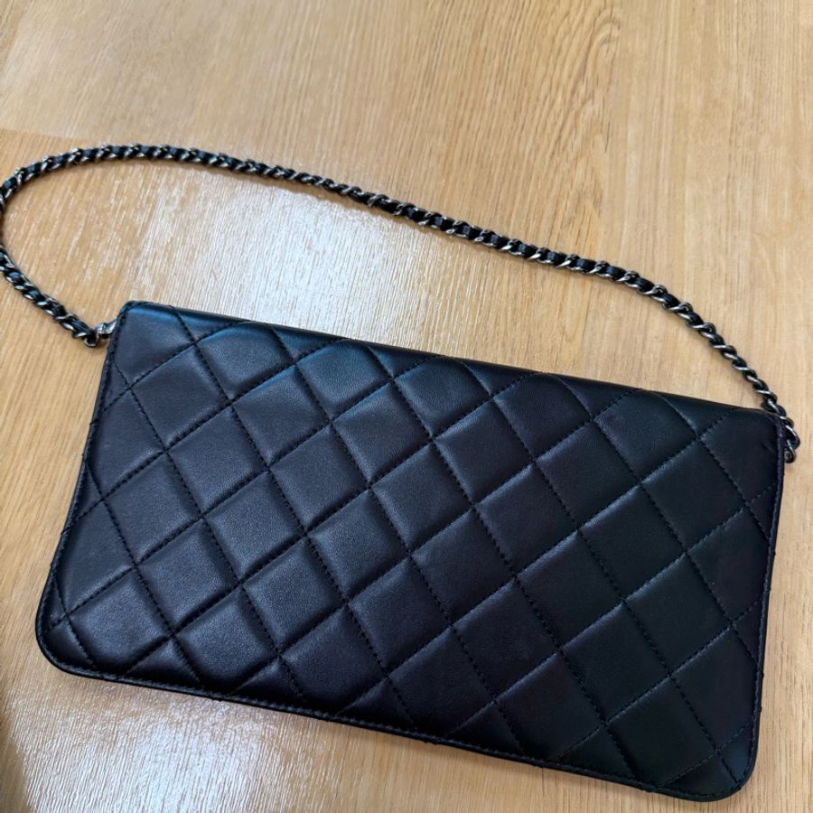 CHANEL(香奈兒) 的經典菱格紋包款,外型與其經典的口蓋長夾(Classic Flap Wallet)鏈帶手拿包-1