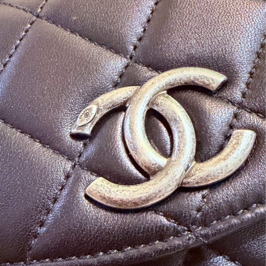 CHANEL(香奈兒) 的經典菱格紋包款,外型與其經典的口蓋長夾(Classic Flap Wallet)鏈帶手拿包-3
