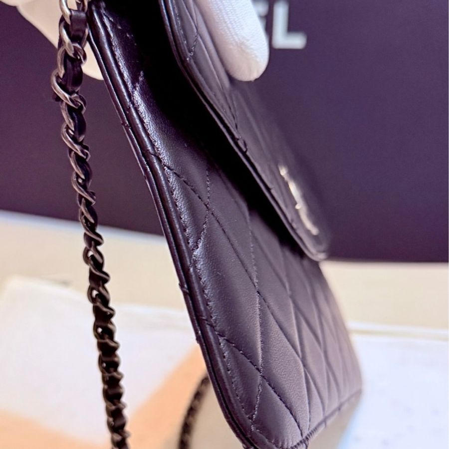 CHANEL(香奈兒) 的經典菱格紋包款,外型與其經典的口蓋長夾(Classic Flap Wallet)鏈帶手拿包-7