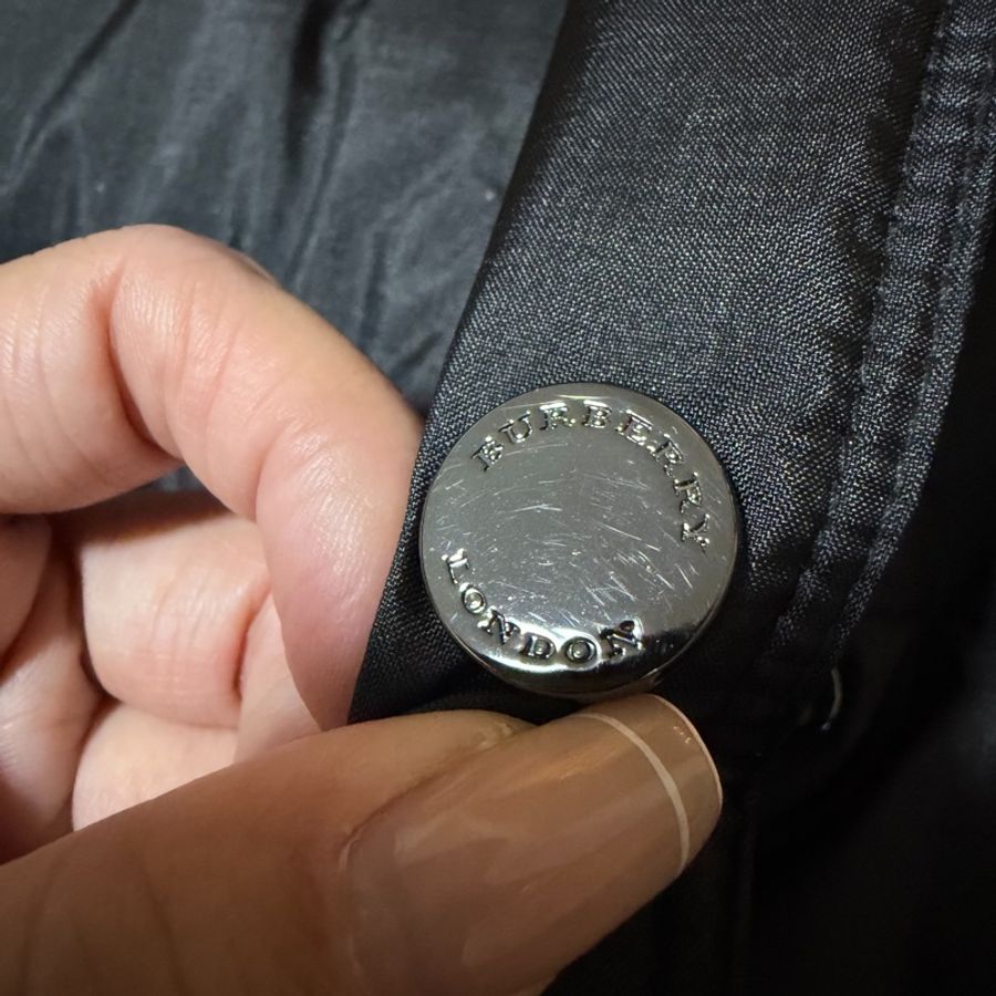 《仙闆名牌精品》BURBERRY 黑色 鴨絨 藍狐毛 連帽 長版羽絨 羽絨外套 防風外套 外套 夾克-15