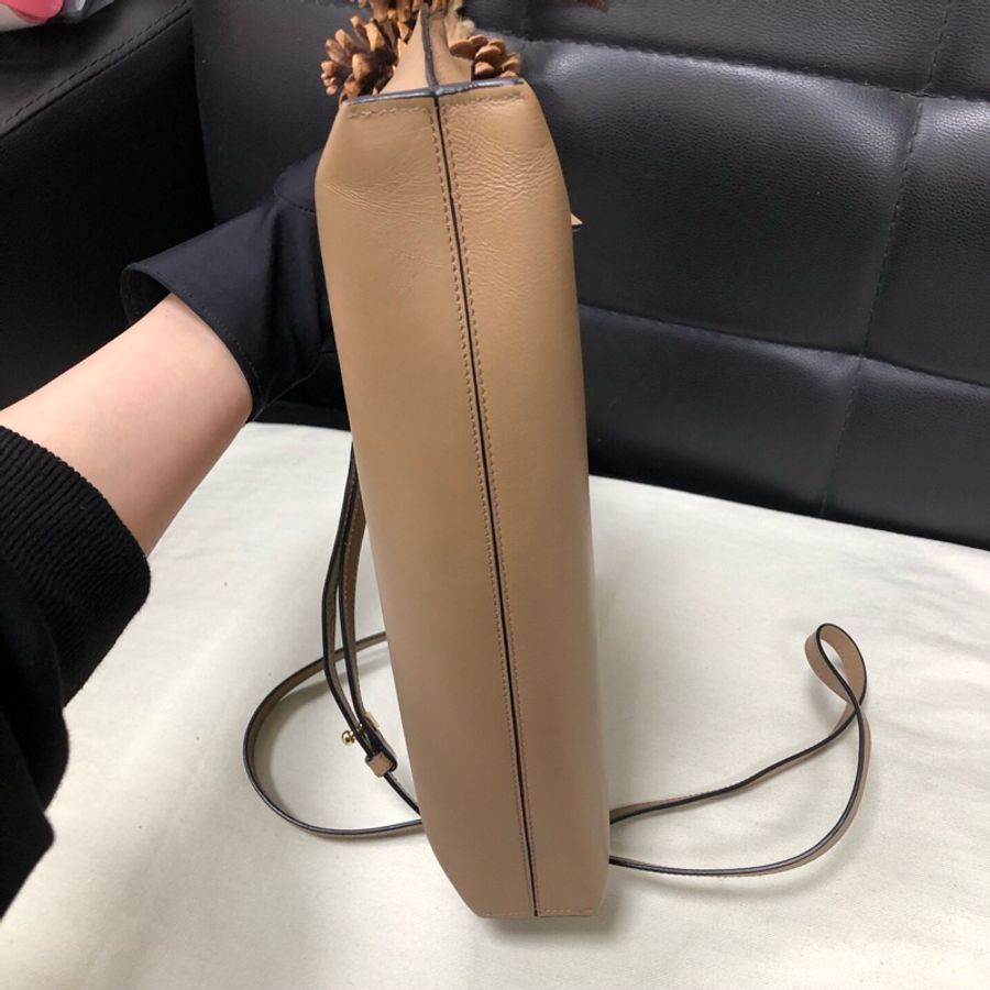 Loewe 羅意威 奶茶色手包斜挎包 年份看編碼-4