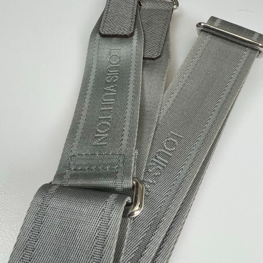 LV M32641 冰白灰TAIGA牛皮壓扣式斜背公事包-10