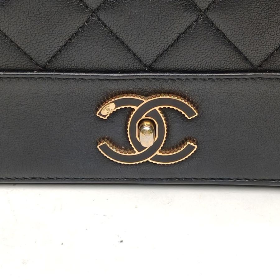 CHANEL 季節款雙C琺瑯扣口蓋包中號黑色羊皮21開肩背包-4