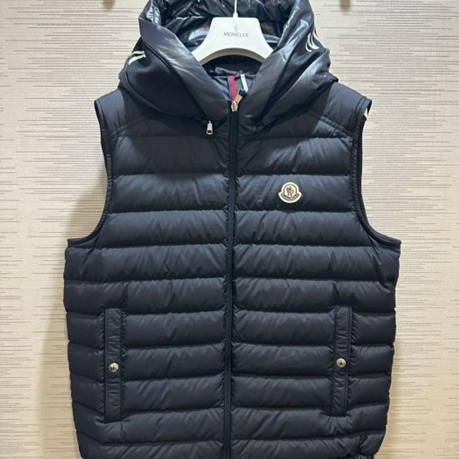💎Han's house精品服飾💎 moncler Bourget 羽絨 連帽 背心 外套 深藍 可水手洗 現貨 S 原價45000-0