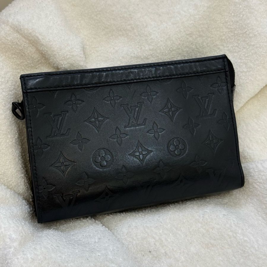 LV Gaston 黑壓紋斜背包 M81115✨最新晶片款-4