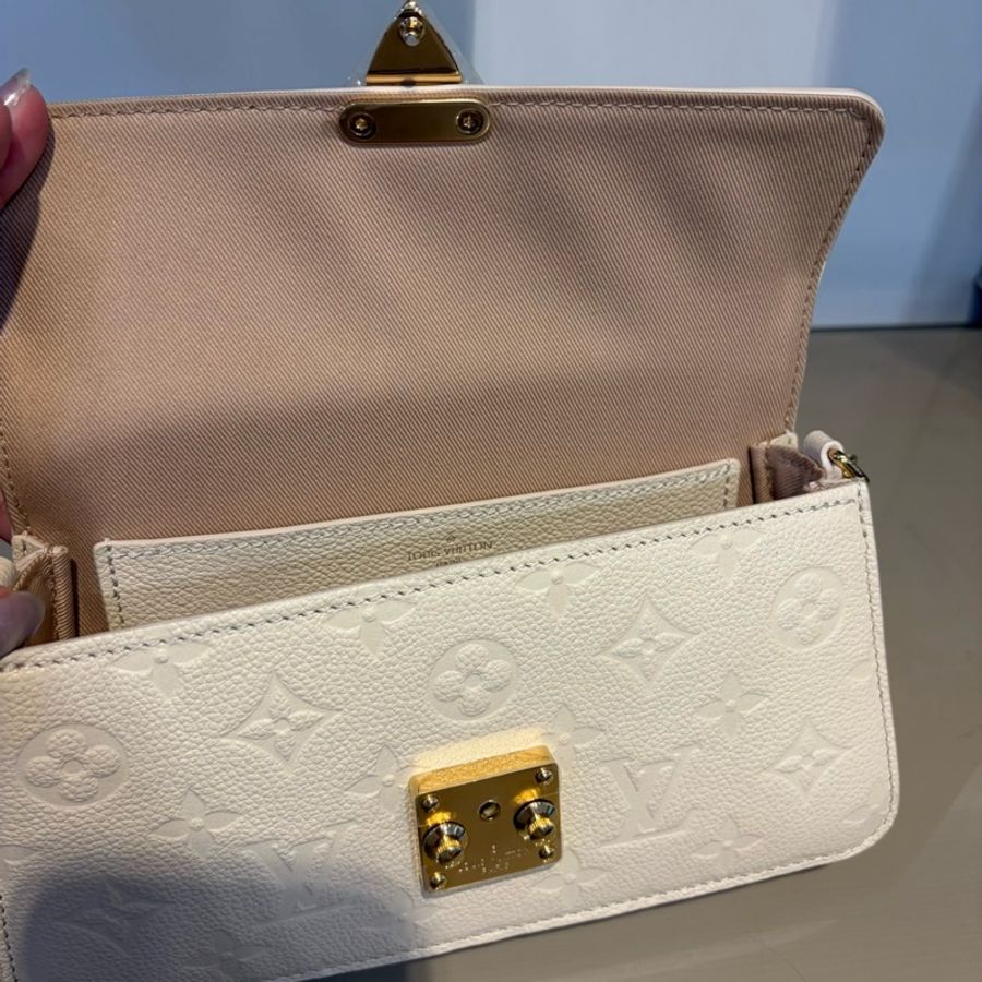 LV 白牛皮壓紋Wallet On Chain Metis斜背鍊包M82836-8