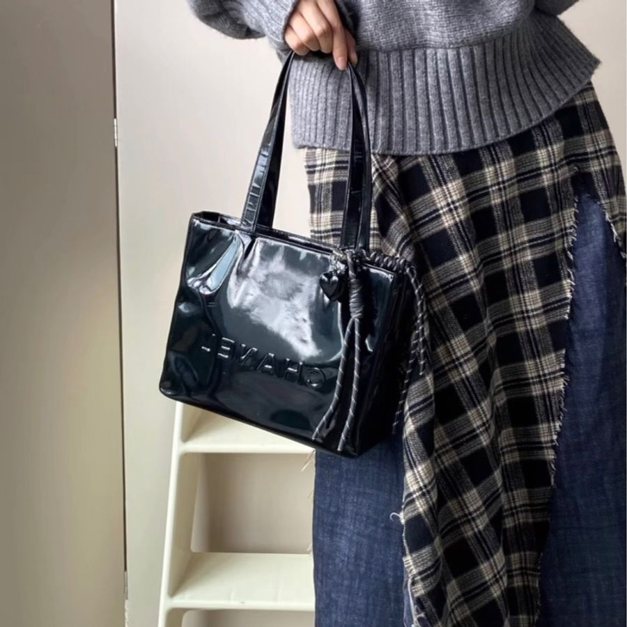 Chanel香奈兒大logo漆皮托特包單肩包-2