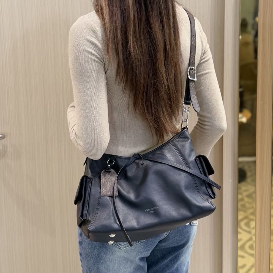 LV Carryall 黑武士 男女都適合 CarryAll Vibe 小羊皮-1