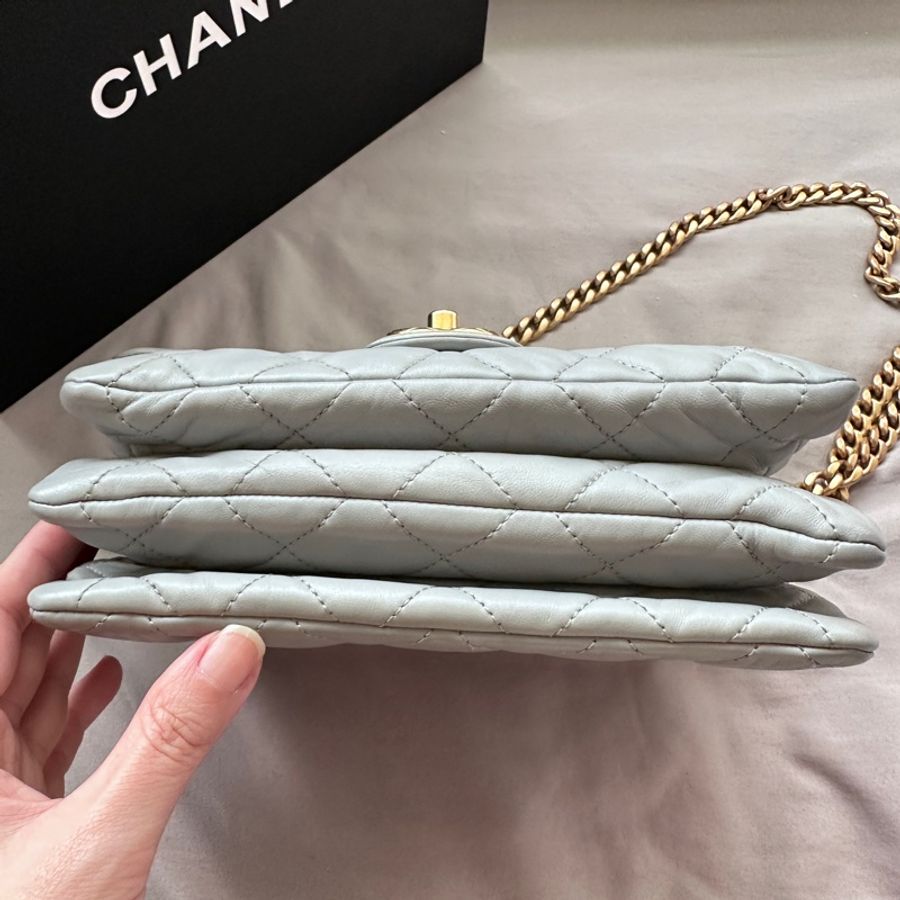 六月特選全網最低【極美私藏】Chanel 藍灰色金球菠蘿扣風琴包 ,今年最紅的baby Blue一定要擁有-12