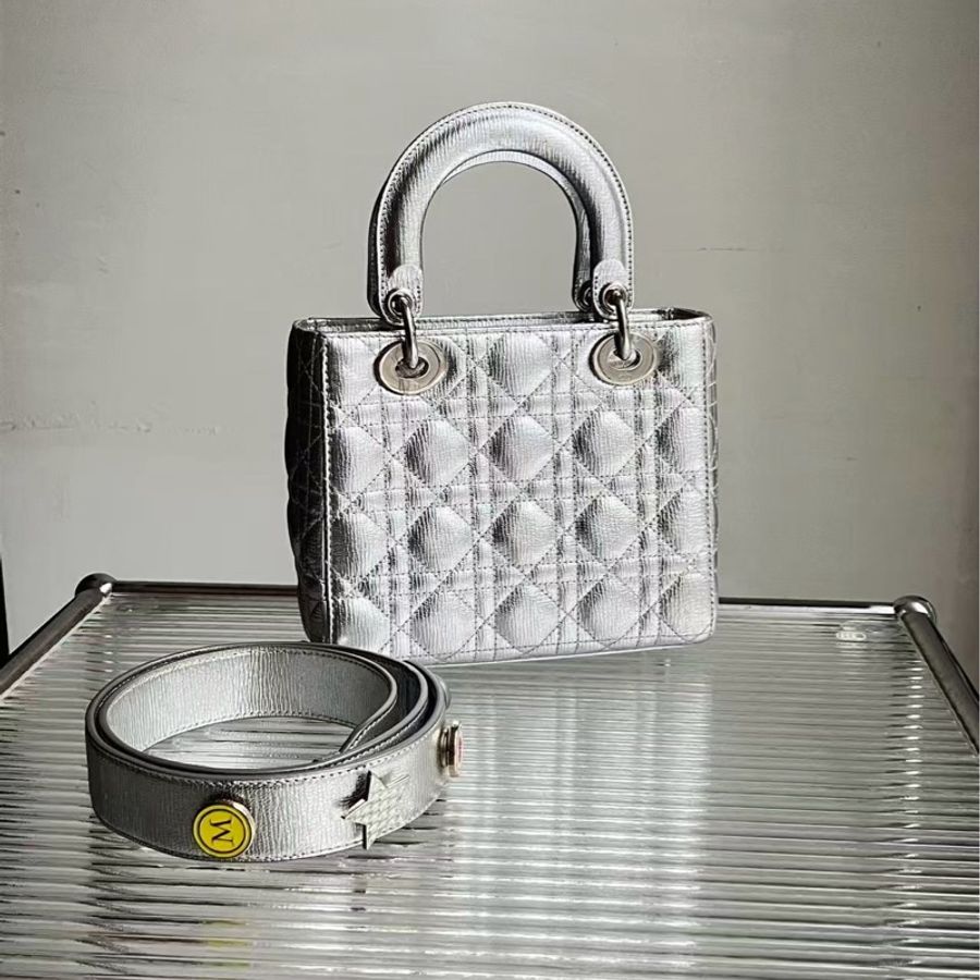 Dior/迪奧四格戴妃包,銀色新章 保存好好,表面亮,尺寸:20 × 16.5cm-1