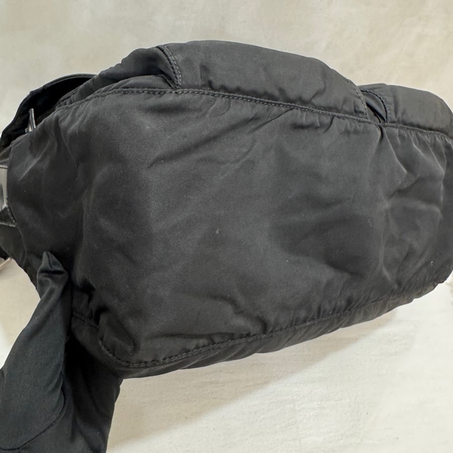【赫蒂國際精品】Prada 普拉達 經典三角LOGO尼龍翻蓋雙扣中性斜背包/郵差包 vintage-9