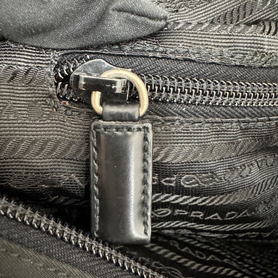 【赫蒂國際精品】Prada 普拉達 經典三角LOGO尼龍翻蓋雙扣中性斜背包/郵差包 vintage-24