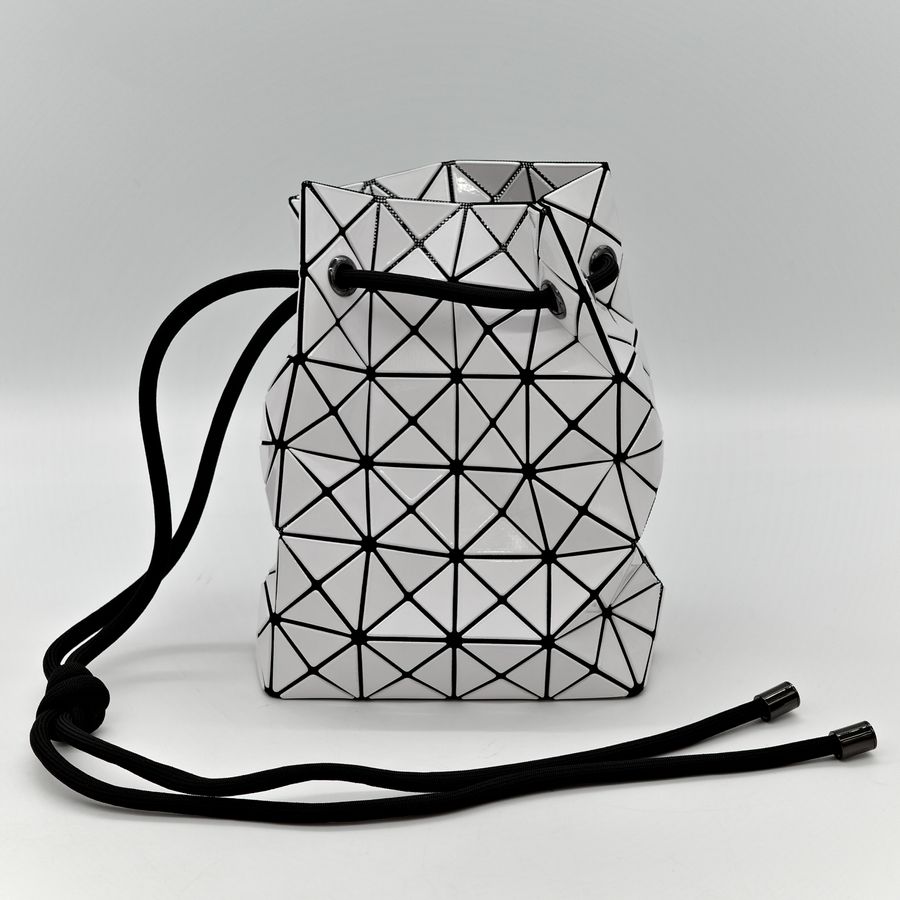 ISSEY MIYAKE 三宅一生 BAO BAO 4x6 WRING 白色亮面幾何束口水桶包-1