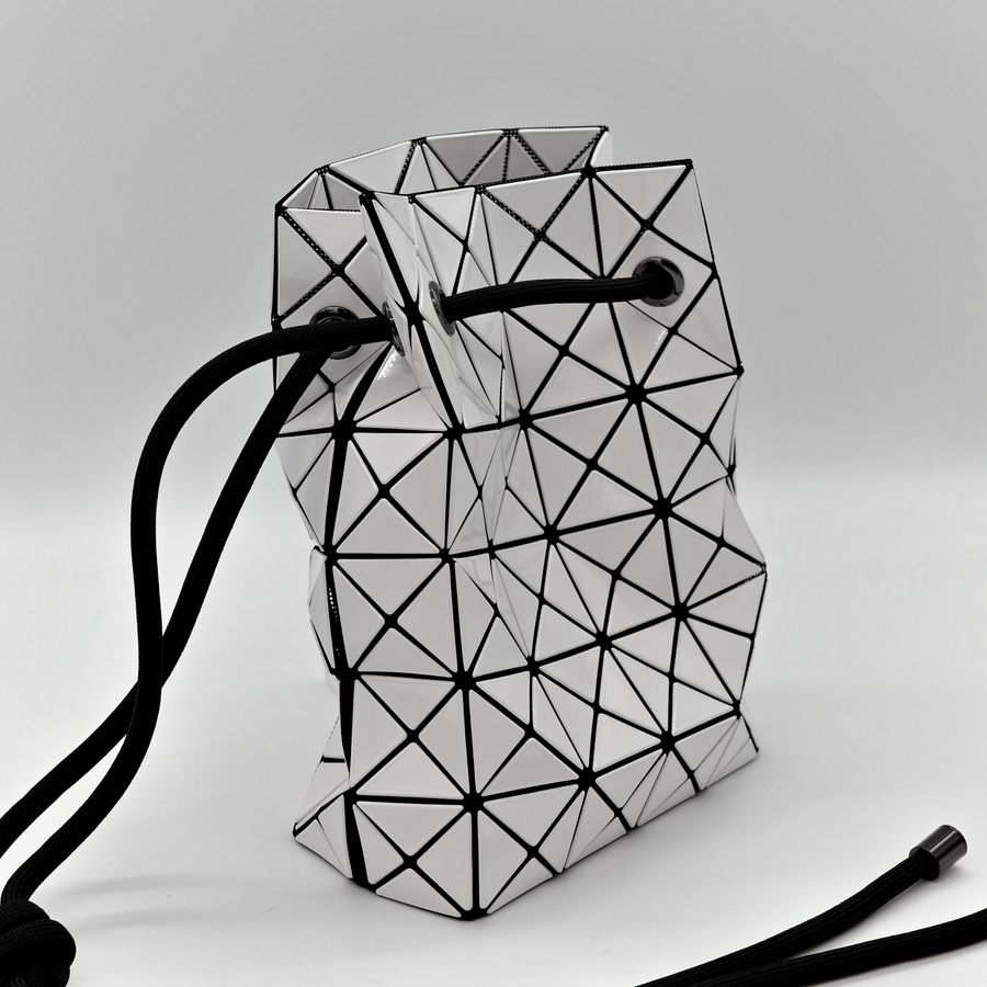 ISSEY MIYAKE 三宅一生 BAO BAO 4x6 WRING 白色亮面幾何束口水桶包-2