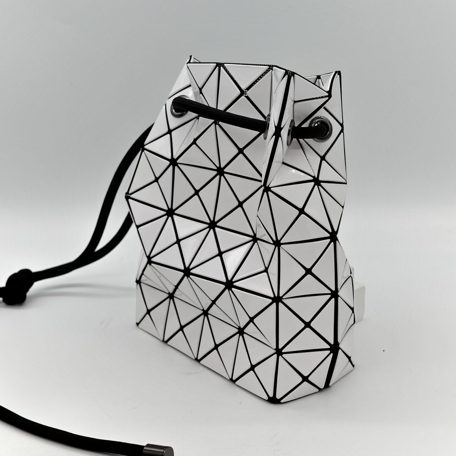 ISSEY MIYAKE 三宅一生 BAO BAO 4x6 WRING 白色亮面幾何束口水桶包-3
