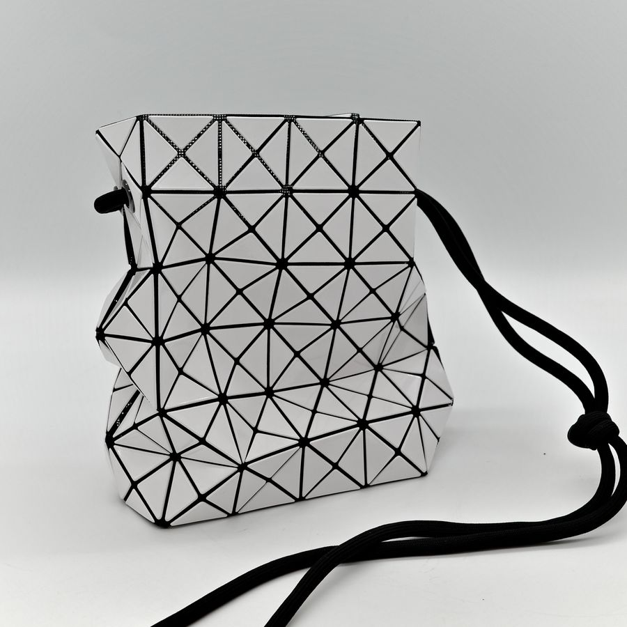 ISSEY MIYAKE 三宅一生 BAO BAO 4x6 WRING 白色亮面幾何束口水桶包-4