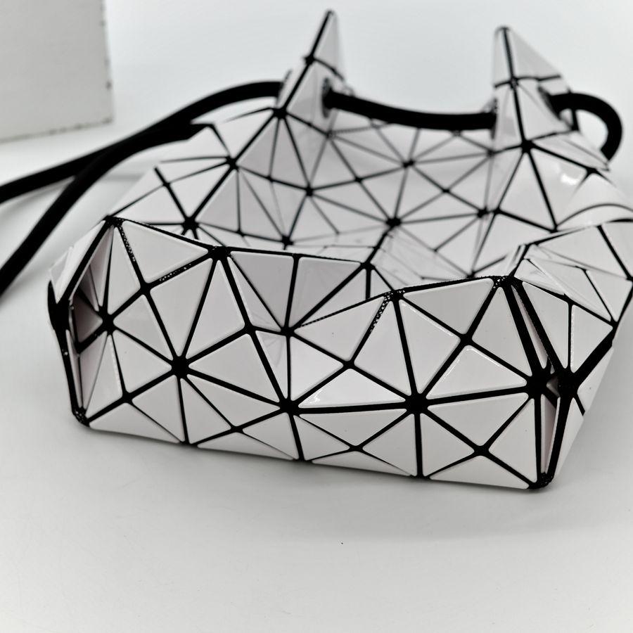 ISSEY MIYAKE 三宅一生 BAO BAO 4x6 WRING 白色亮面幾何束口水桶包-5