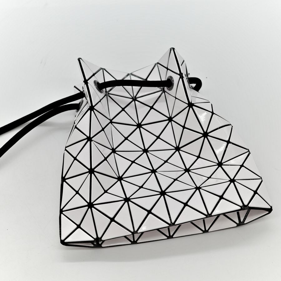 ISSEY MIYAKE 三宅一生 BAO BAO 4x6 WRING 白色亮面幾何束口水桶包-6