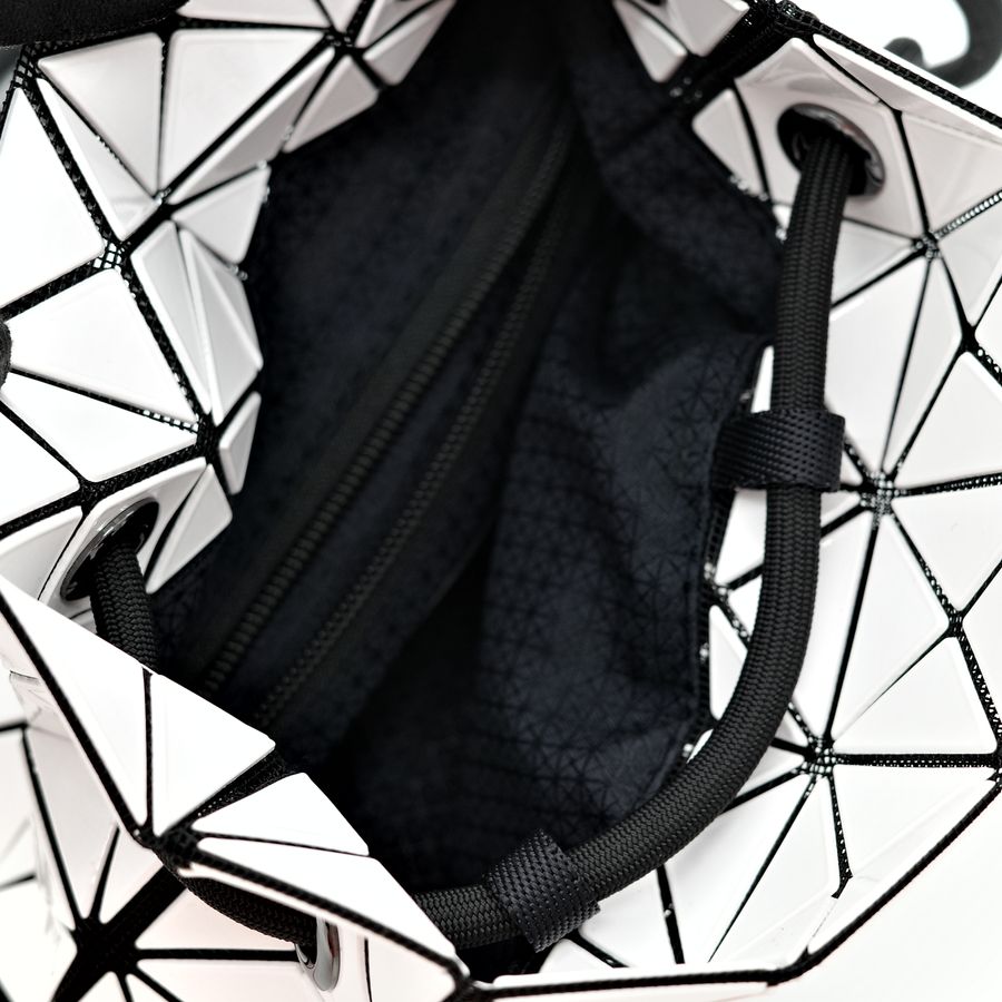 ISSEY MIYAKE 三宅一生 BAO BAO 4x6 WRING 白色亮面幾何束口水桶包-8