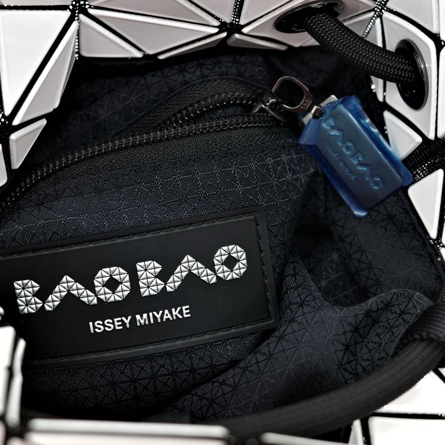 ISSEY MIYAKE 三宅一生 BAO BAO 4x6 WRING 白色亮面幾何束口水桶包-9