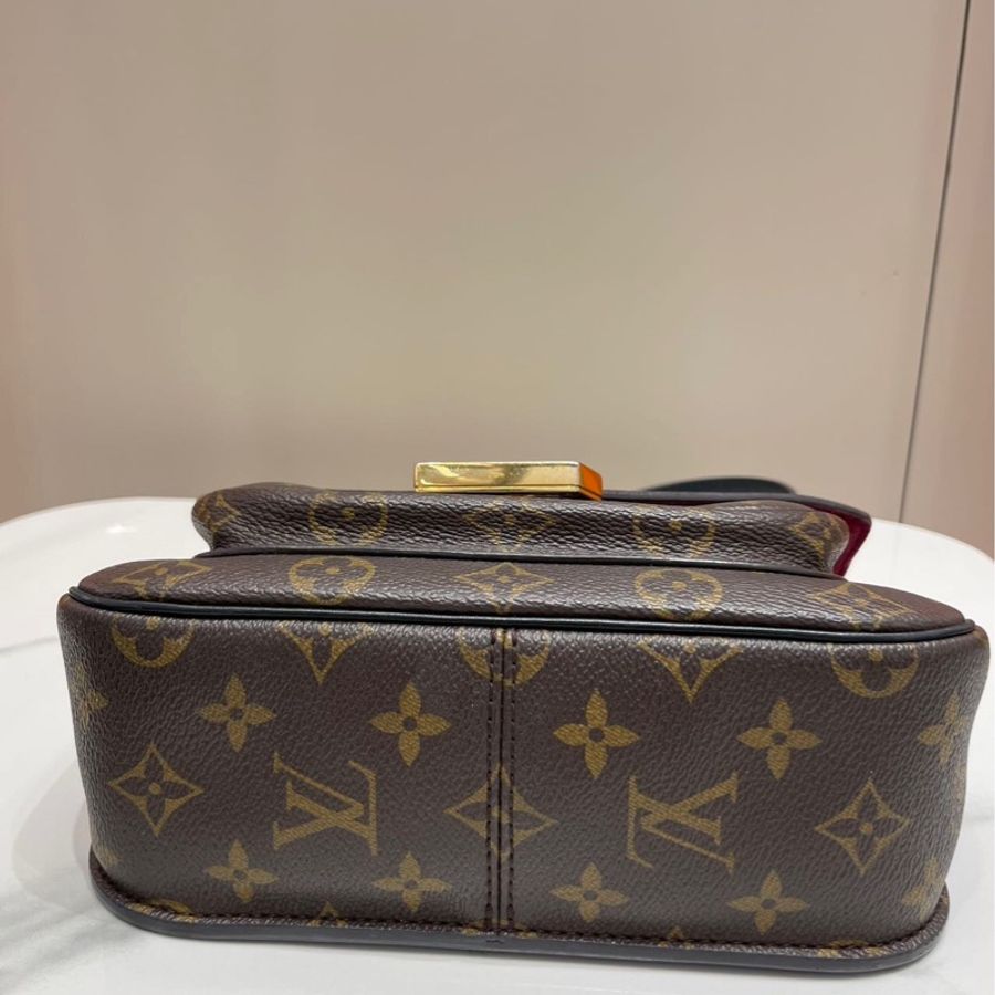 LV路易威登 Passy 老花郵差包 芯片款 經典Monogram配色 金色鏈條+琺瑯logo-4