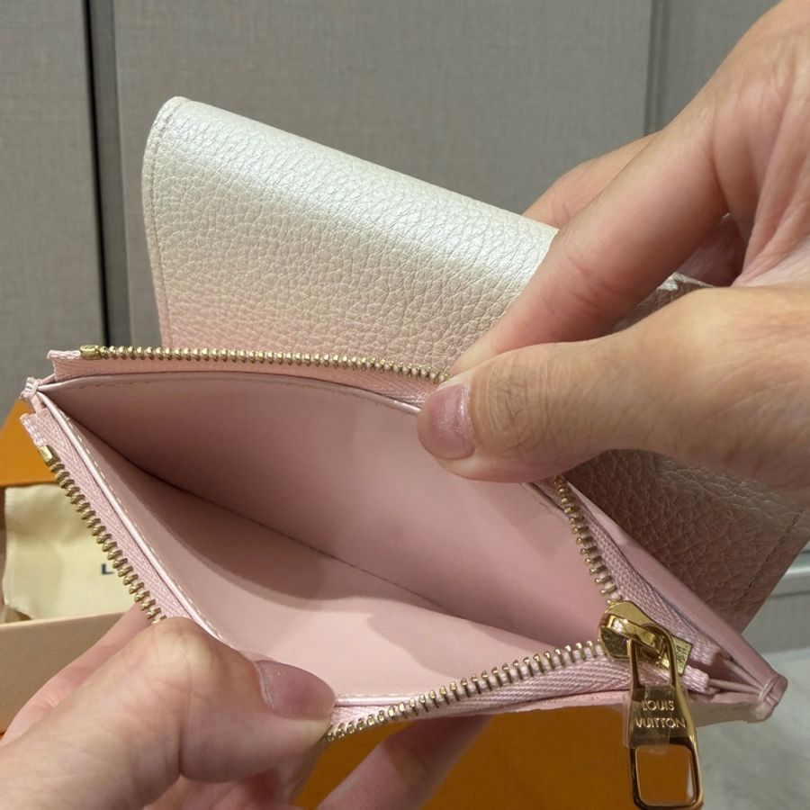LV Capucines Compact 三折短夾|2024粉色漸層限定款-9