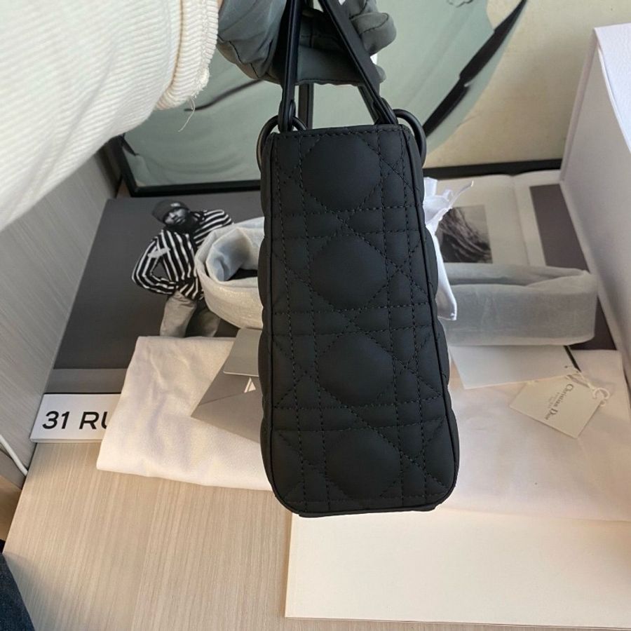 Dior lady Dior so black
黑色 磨砂皮 四格戴妃包-4