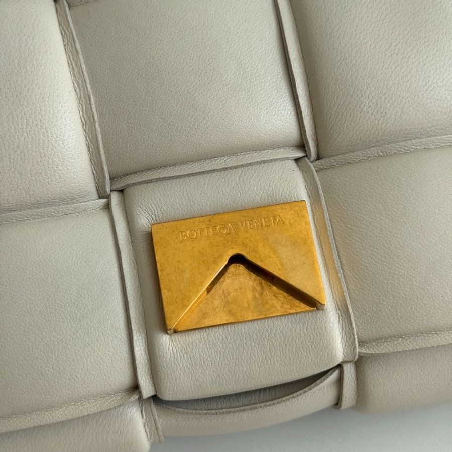 98新🆕 Bottega Veneta Cassette 15格 米白色金釦-7