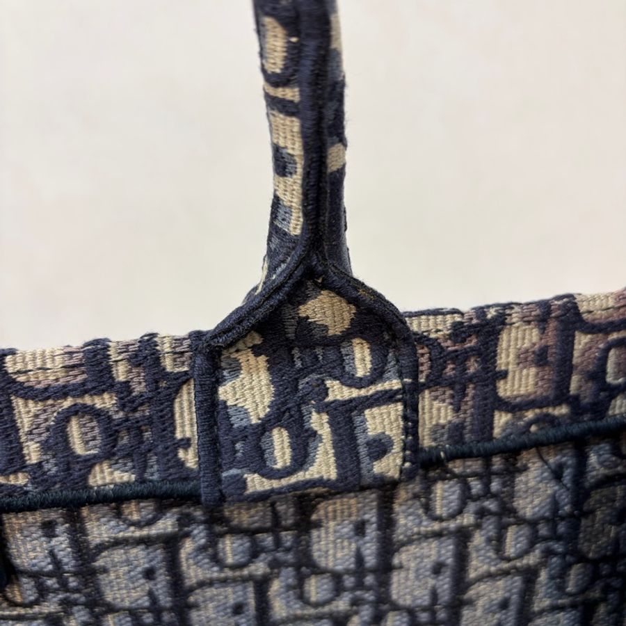 DIOR M1286 米棕色和藍色 Dior Oblique 刺繡 Book Tote 大型托特包-25