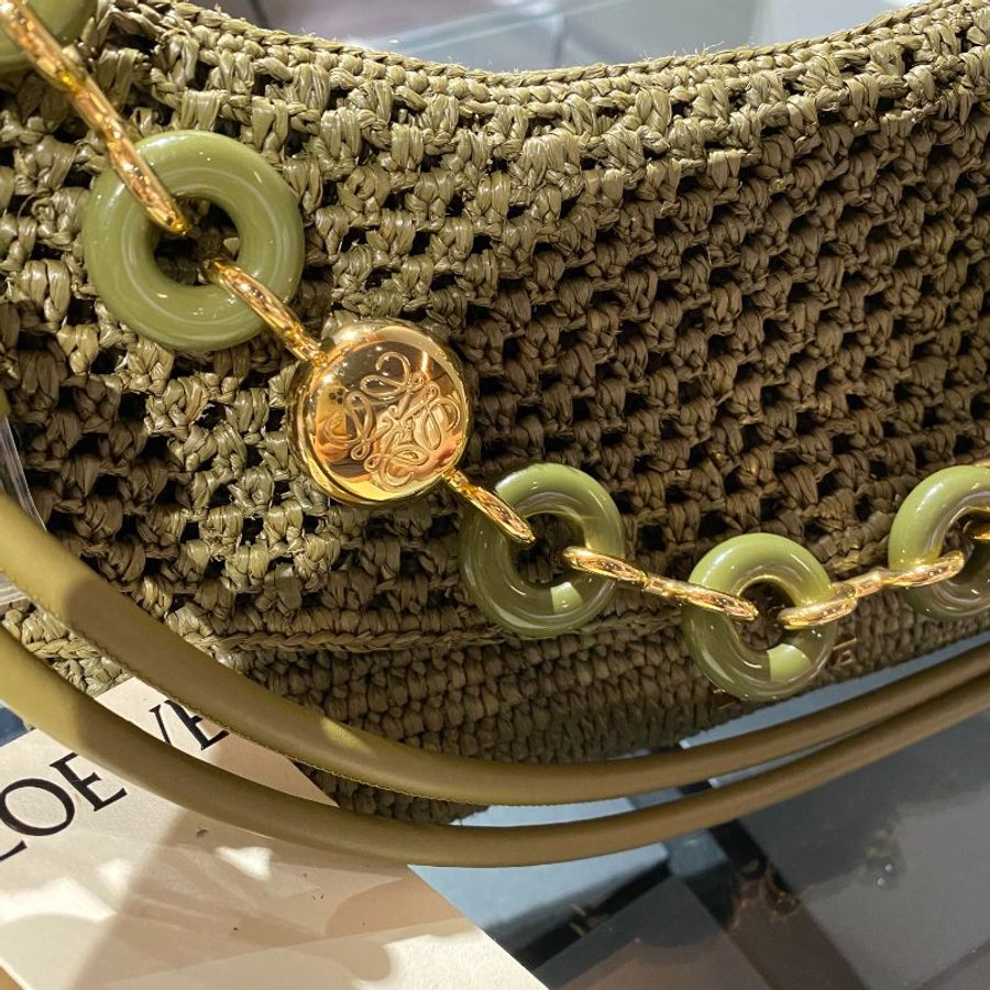 LOEWE x Paula's Ibiza 限量系列 Ola 中款酒椰纖維波浪鏈條包(限定酪梨綠)-12