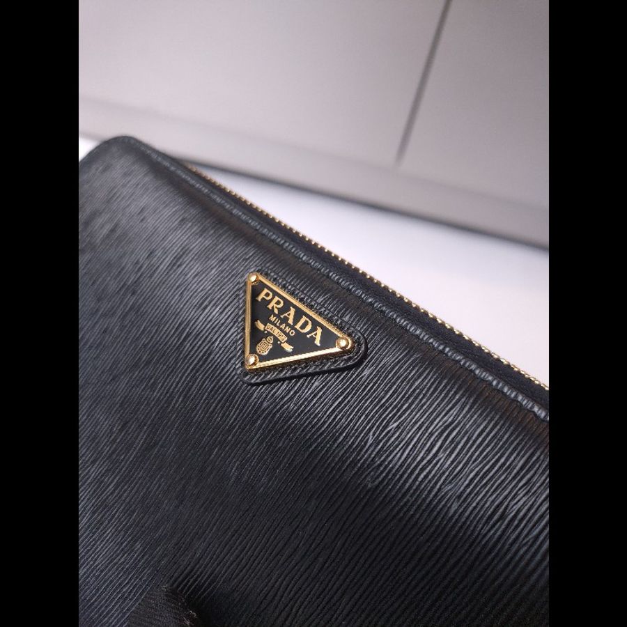 Prada 黑皮拉鍊長夾-1