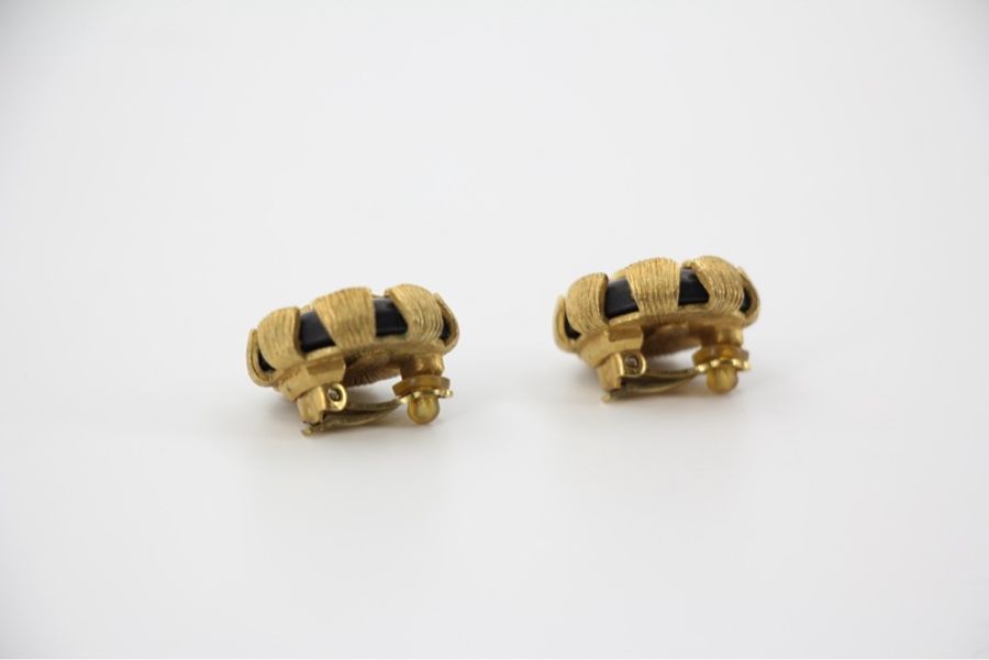 Chanel Vintage 94P 金屬金色滾邊黑色樹脂耳環-6