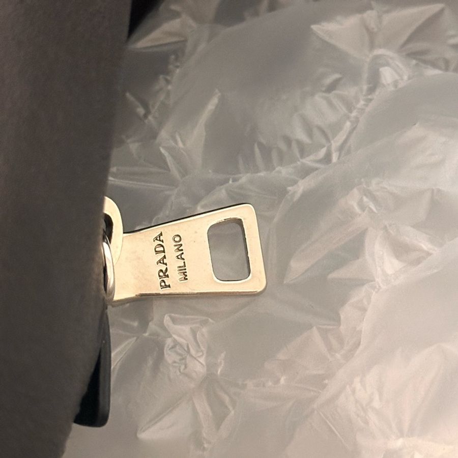 狀態超好‼️Prada羊皮黑銀托特包 垃圾袋包 上班包 通勤包 機場包 旅行包 育兒外出包 垃圾袋✨超時尚超好看!!!!-3