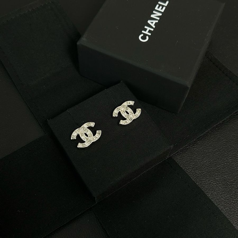 香奈兒Chanel 銀色滿鑽雙C耳釘 經典的雙C(Interlocking CC)Logo造型-0