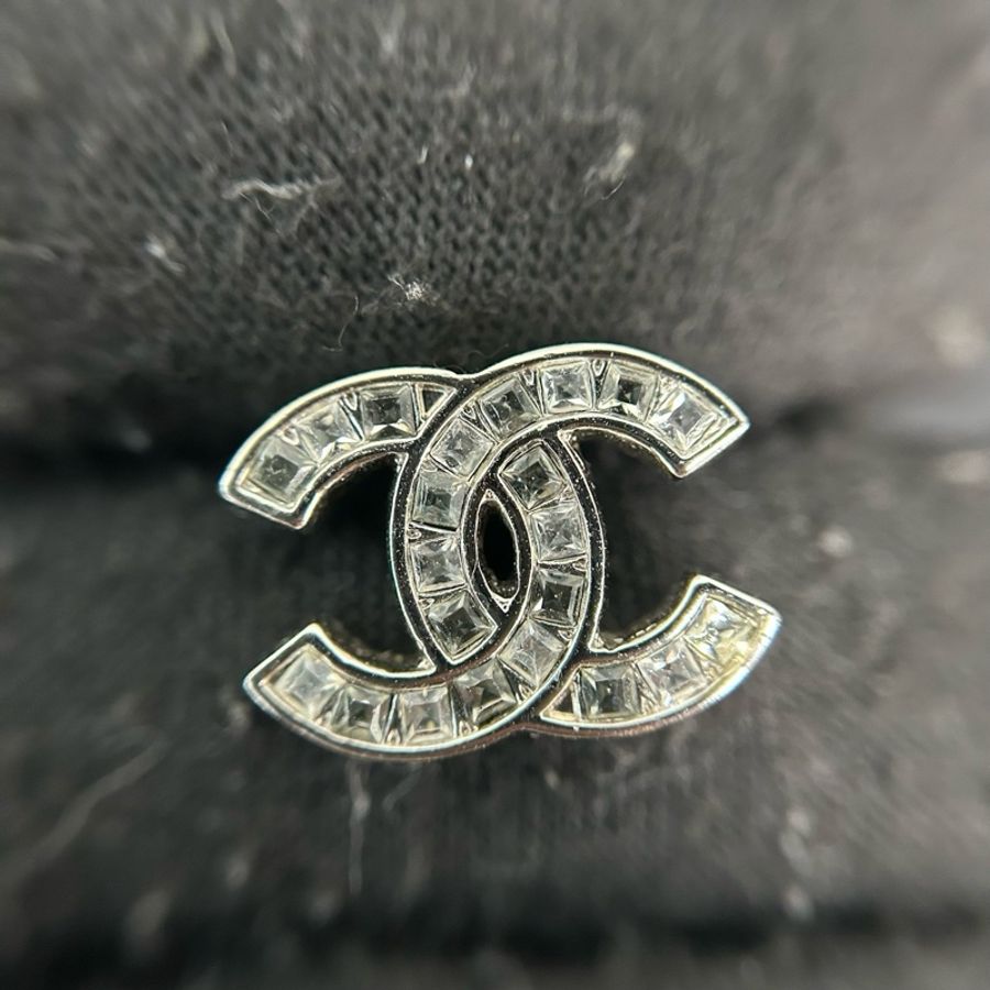 香奈兒Chanel 銀色滿鑽雙C耳釘 經典的雙C(Interlocking CC)Logo造型-5
