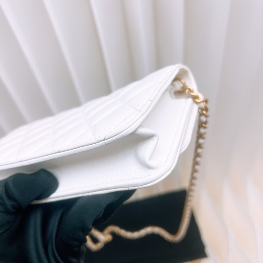 Chanel mini woc 白色金球鏈條包-7