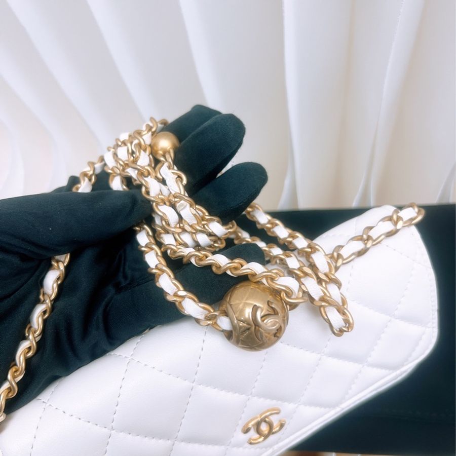 Chanel mini woc 白色金球鏈條包-9