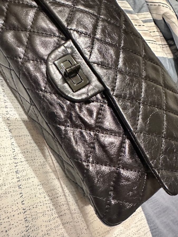 CHANEL 2.55 So Black|黑鍊黑釦× 油蠟羊皮|低調百搭-17