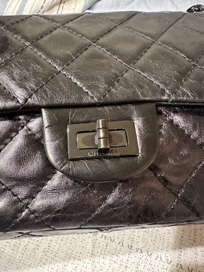 CHANEL 2.55 So Black|黑鍊黑釦× 油蠟羊皮|低調百搭-18