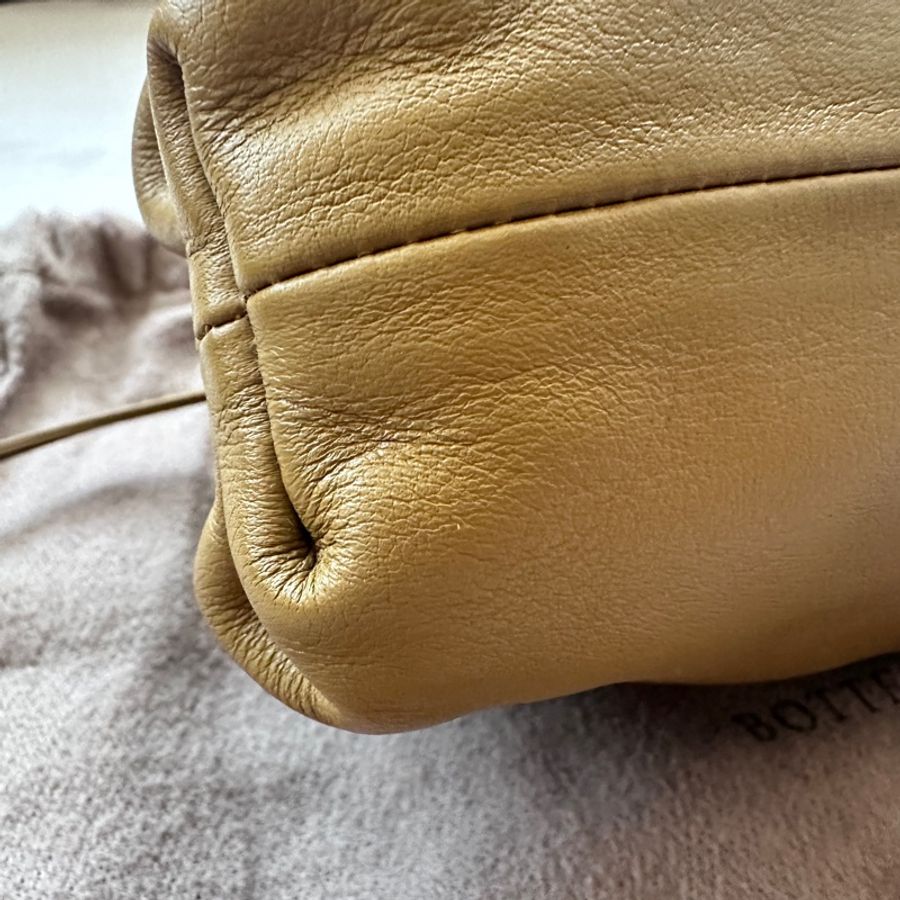 Bottega Veneta 巴黎世家The Pouch 雲朵包｜莫蘭迪橄欖綠-9
