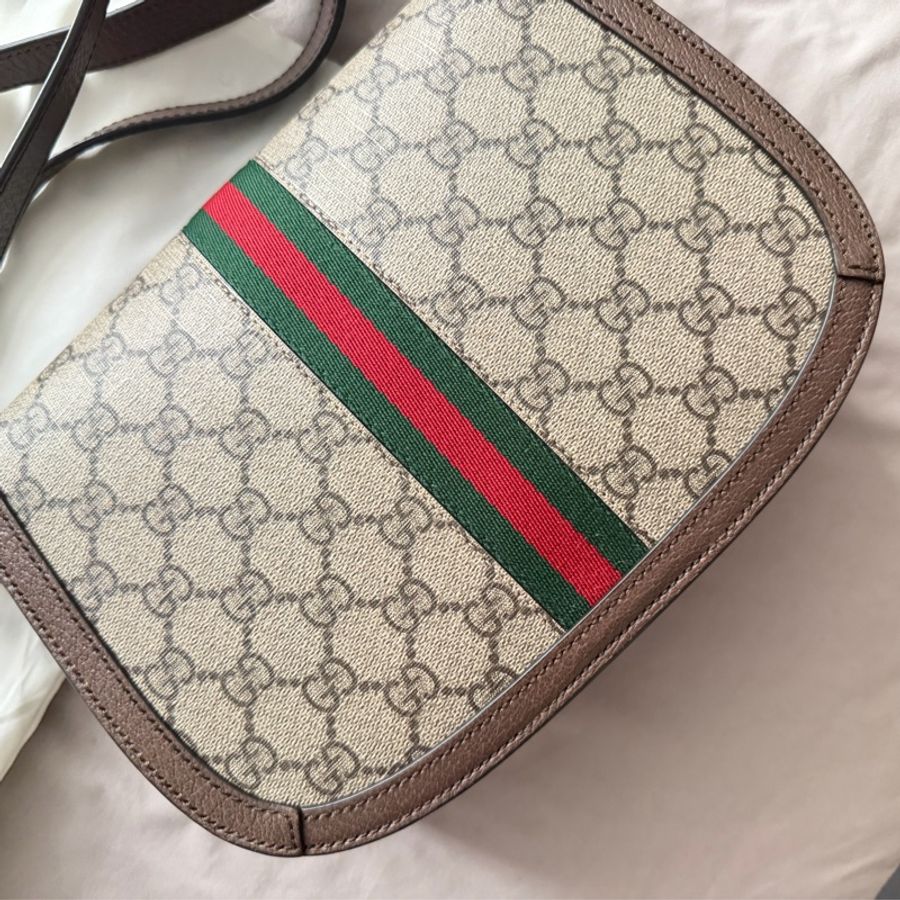 gucci斜背包很好搭配喔,內裡空間很好裝-6