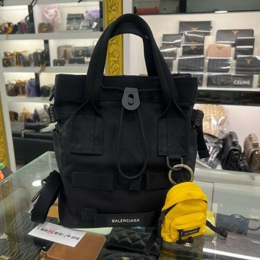 東區正精品㊣BALENCIAGA 644029 ARMY 黑色帆布手提包斜背包小號+黃色迷你後背包吊飾 RZ6479-0