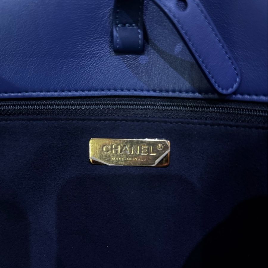 Nigo 權志龍Gd 同款Chanell x Pharrel Williams 菲董聯名限量款 flag bag 藍色麂皮大包近全新-13